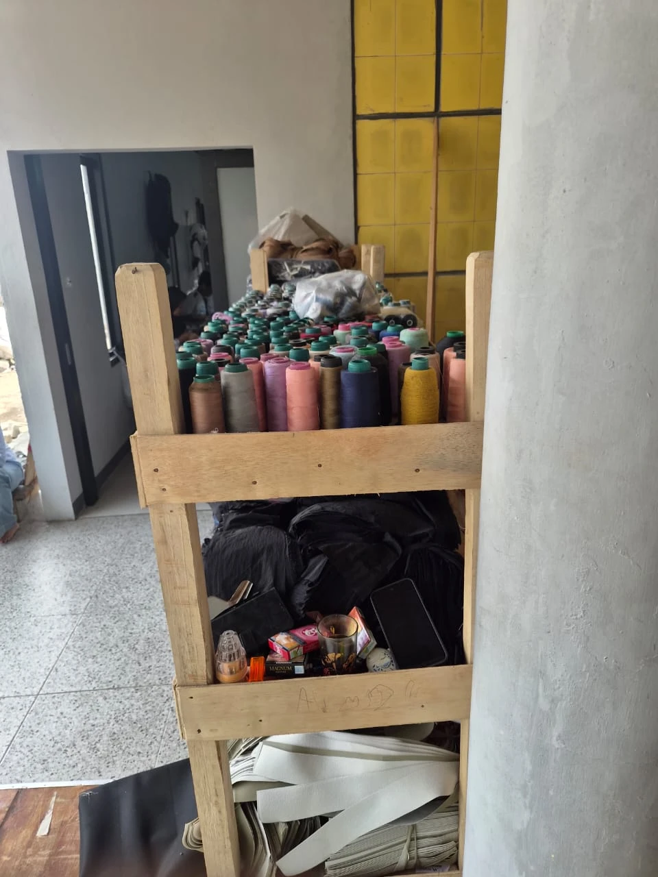 Stok benang dan bahan produksi