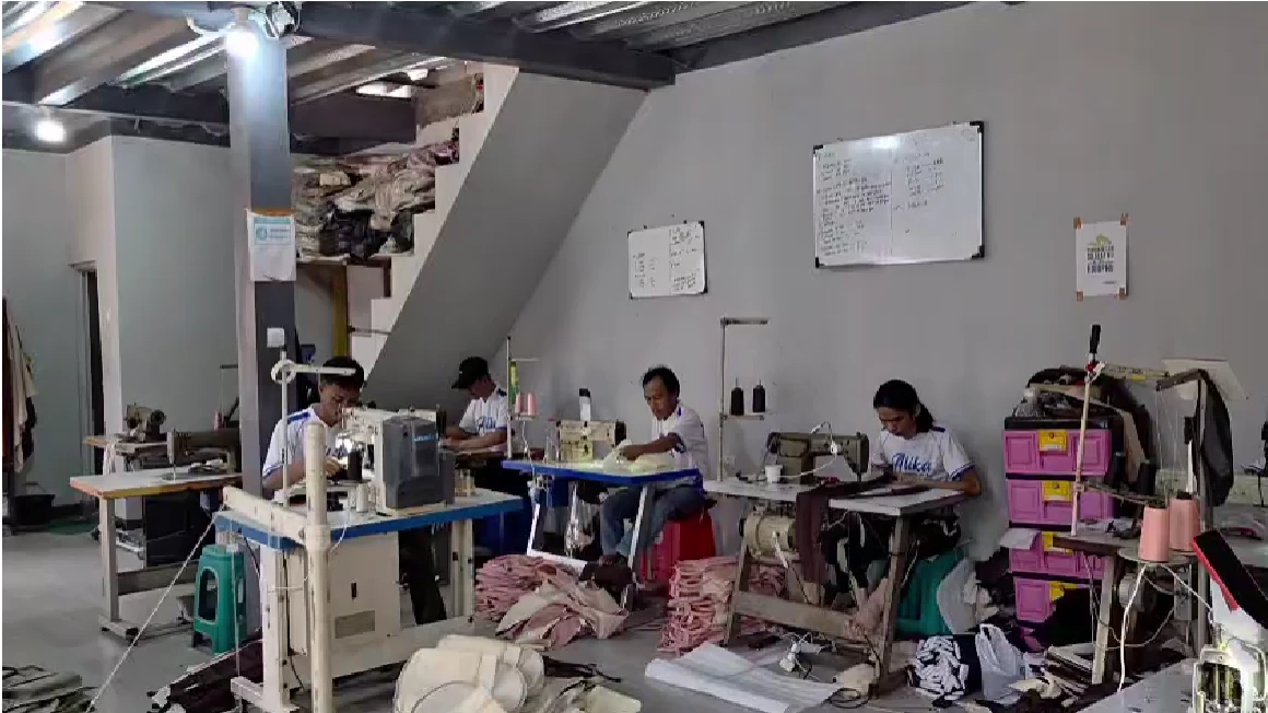 Proses menjahit di workshop kami